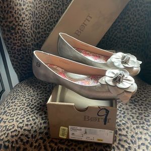 NIB Born silver/gold flats with arch support size 9